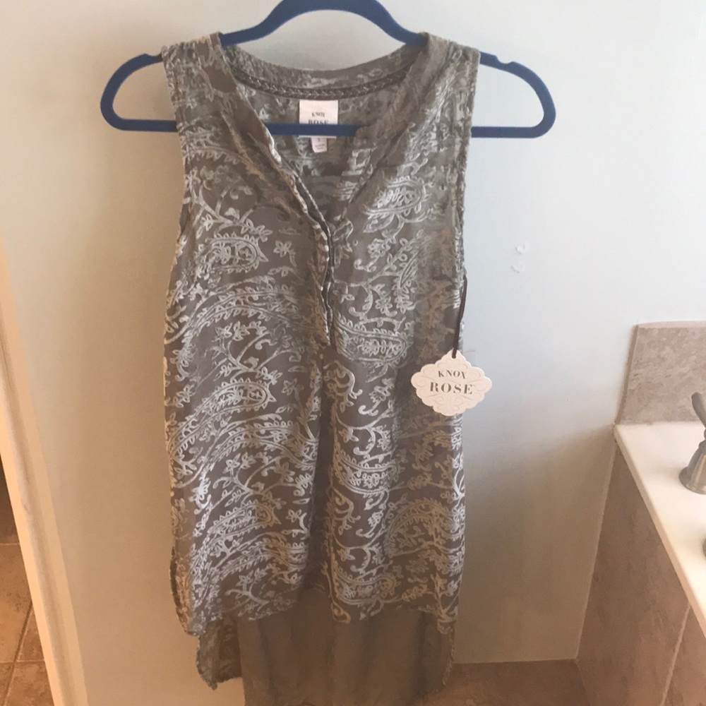 Knox Rose high low top. NWT size small